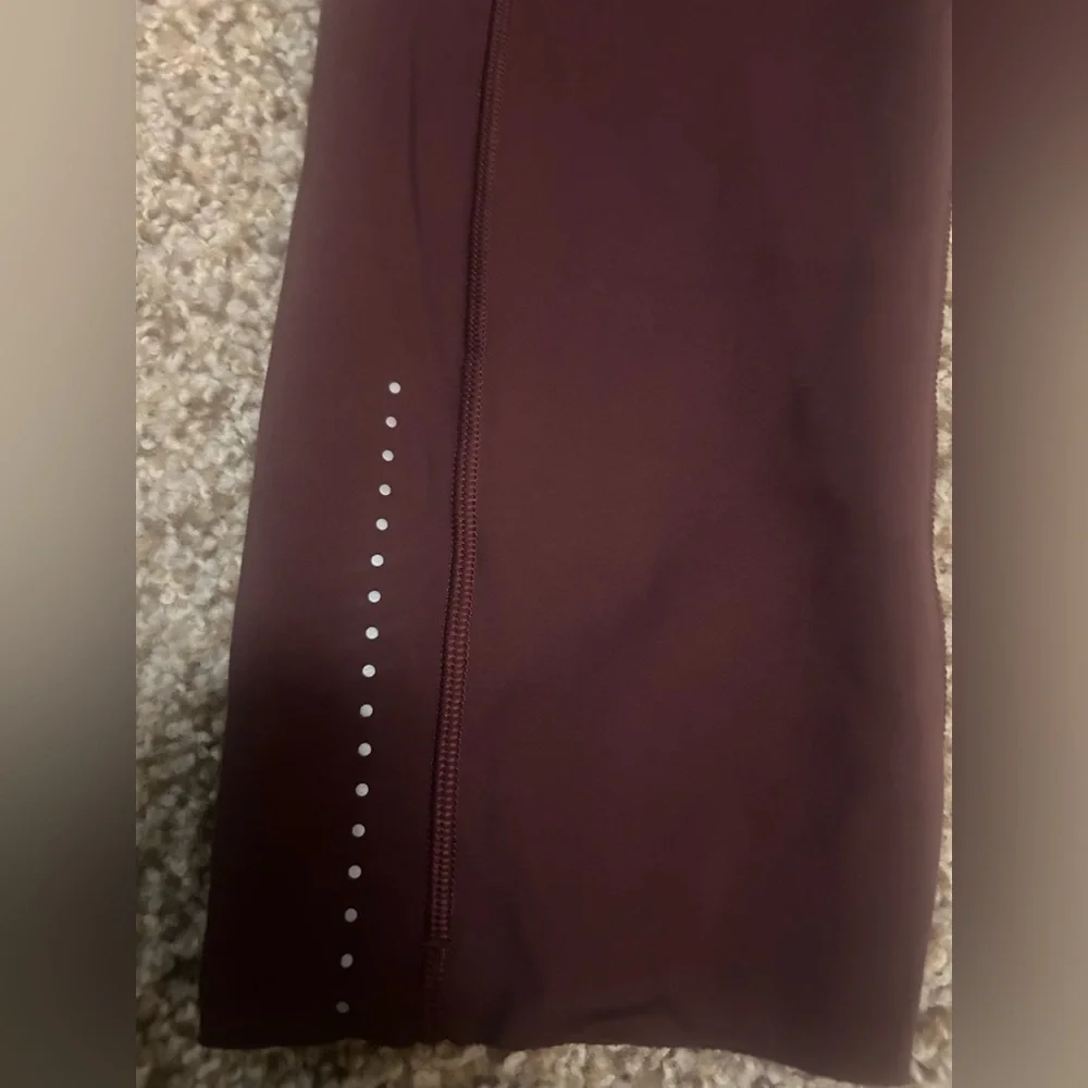 Lululemon Maroon Dot‑Detail Crop Leggings – Size 6 – Excellent Condition
